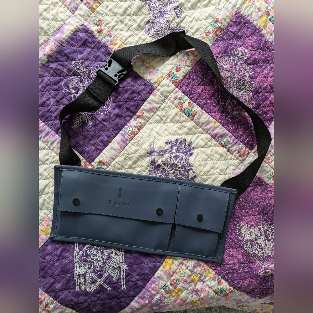 rains flat crossbody bag navy